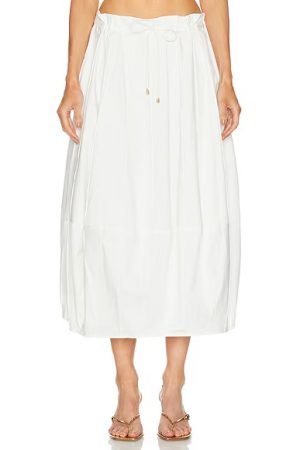 White midi skirt with a waist drawstring, flowing fabric, worn at ankle length with sandals (fashion product)